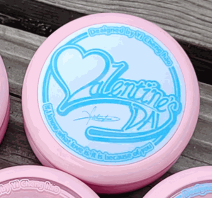 Solid White Blue Text 색상의 Valentines Gift